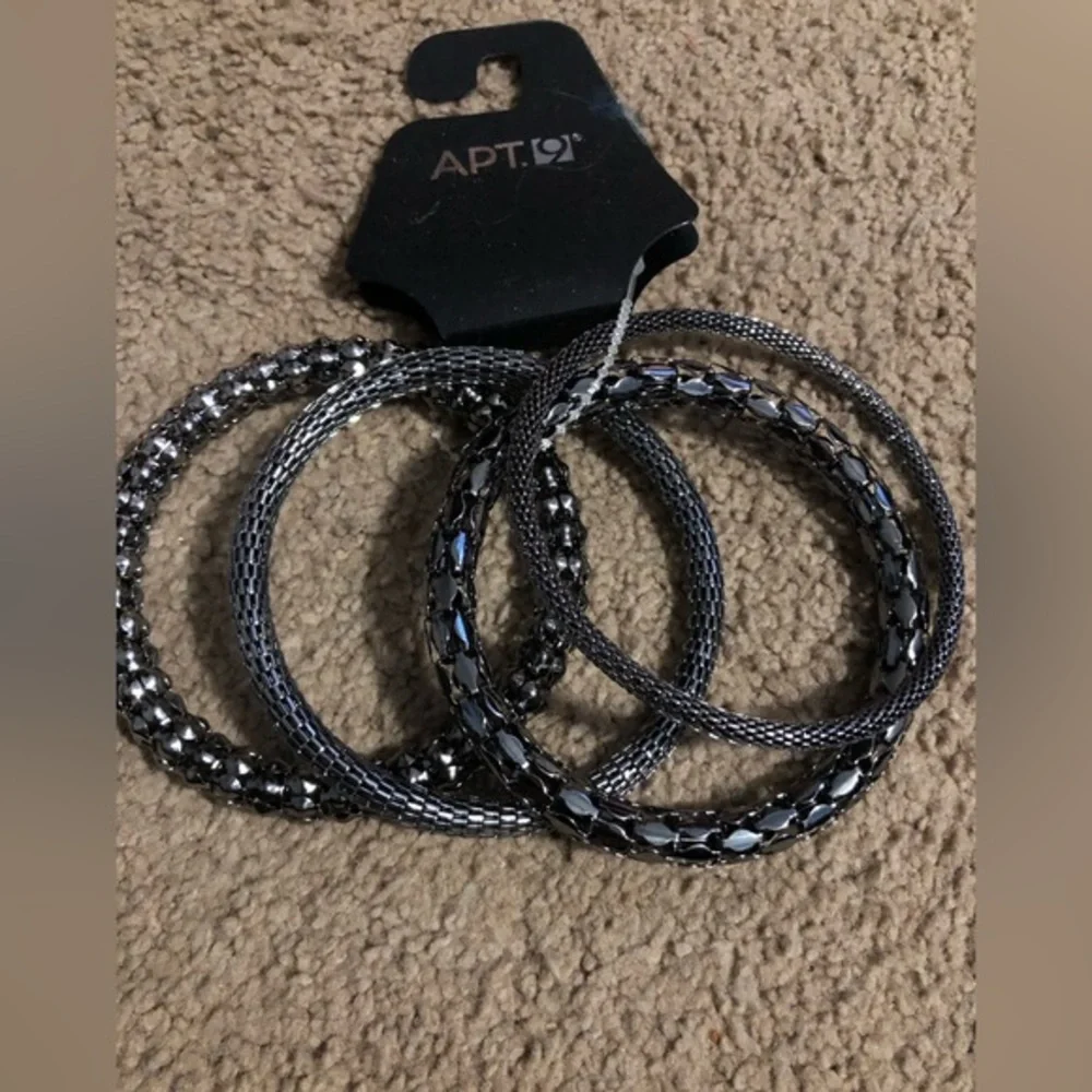 NWT kohls‎ 4 dark silver/ metallic colored bracelets